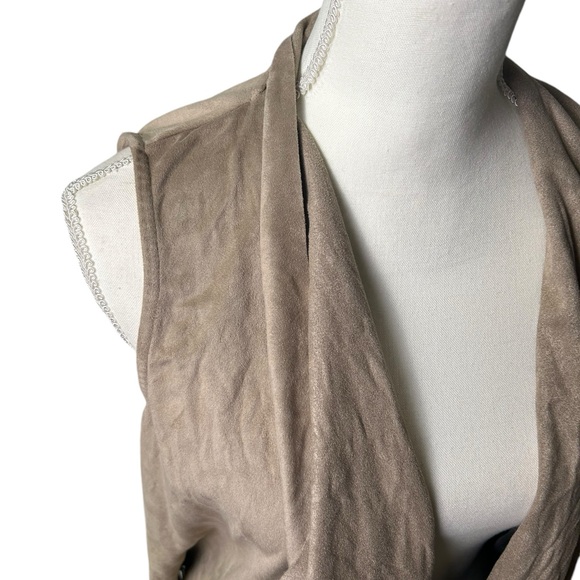 COUNTRY Womens Medium Beige Faux Suede Fringe Casual vest size M NWOT - Picture 4 of 7